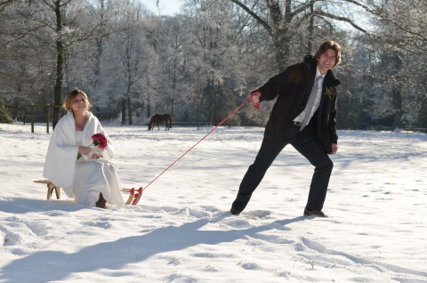 Bruidsfotograaf in de sneeuw: sfeervolle bruidsreportage in de winter