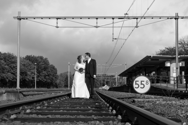 Trouwfoto uit de bruidsreportage van Angela en Remco op het NS-station in Coevorden (Drenthe)